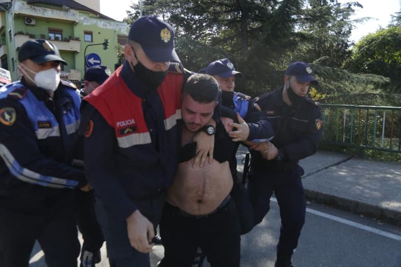 AVOKATI I POPULLIT RAPORTON ME SHQETËSIM NDAJ SJELLJES SË POLICISË GJATË TUBIMIT TË SOTËM NË TIRANË