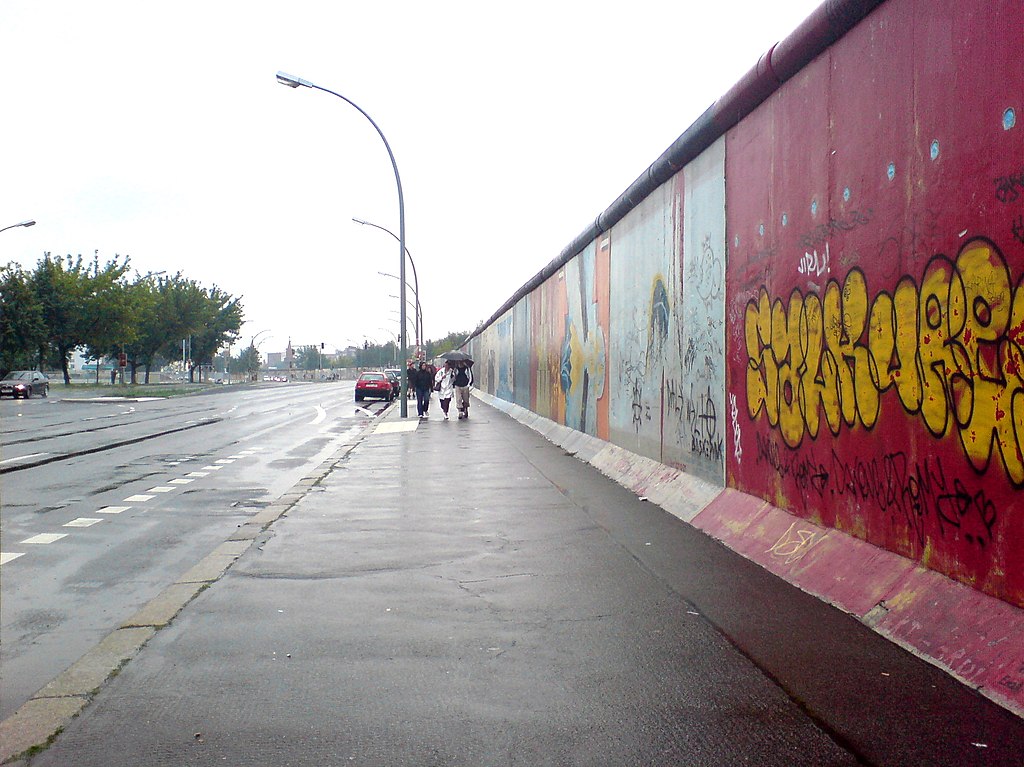 Avokati I Popullit Perkujton Renien E Murit Te Berlinit