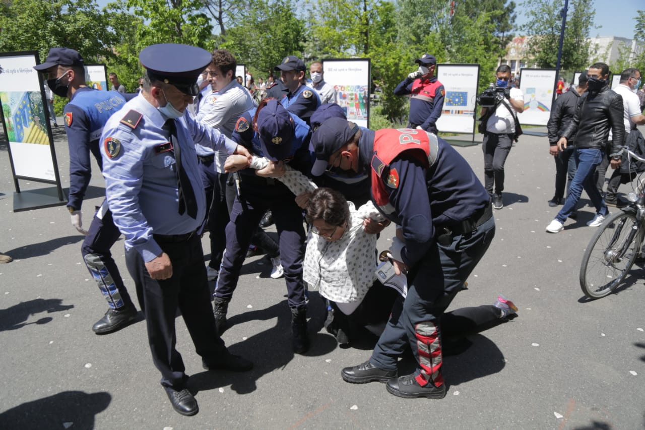 AVOKATI I POPULLIT REAGON MBI PËRPLASJET NË SHESHIN "SKËNDERBEJ"